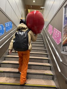 新宿駅に鍼だるま